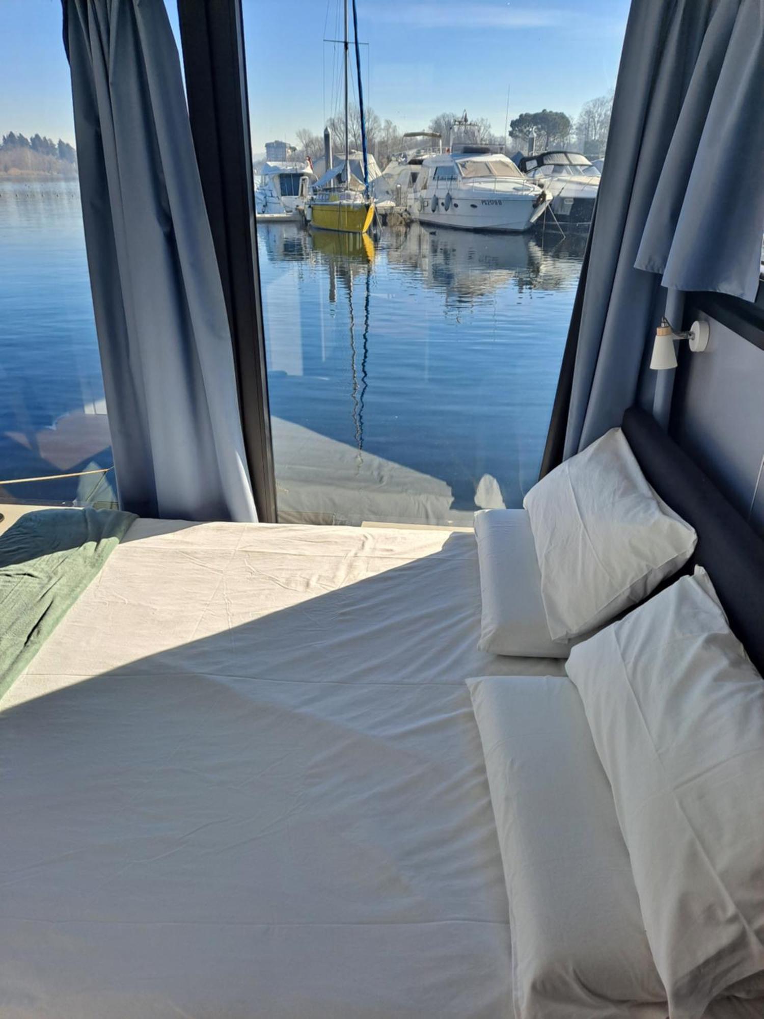דורמלטו Floating Experience Black Pearl, Lago Maggiore מראה חיצוני תמונה