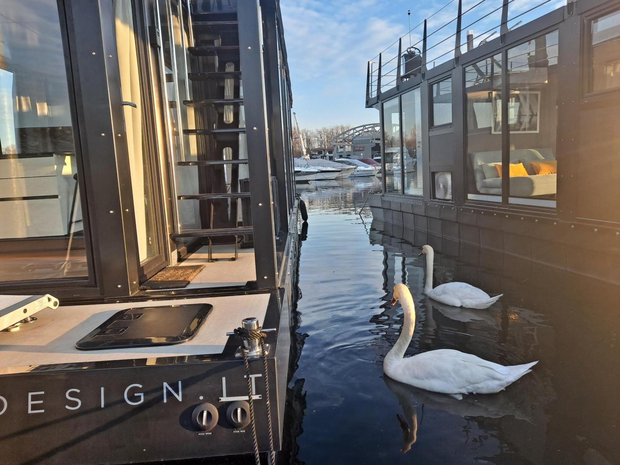דורמלטו Floating Experience Black Pearl, Lago Maggiore מראה חיצוני תמונה