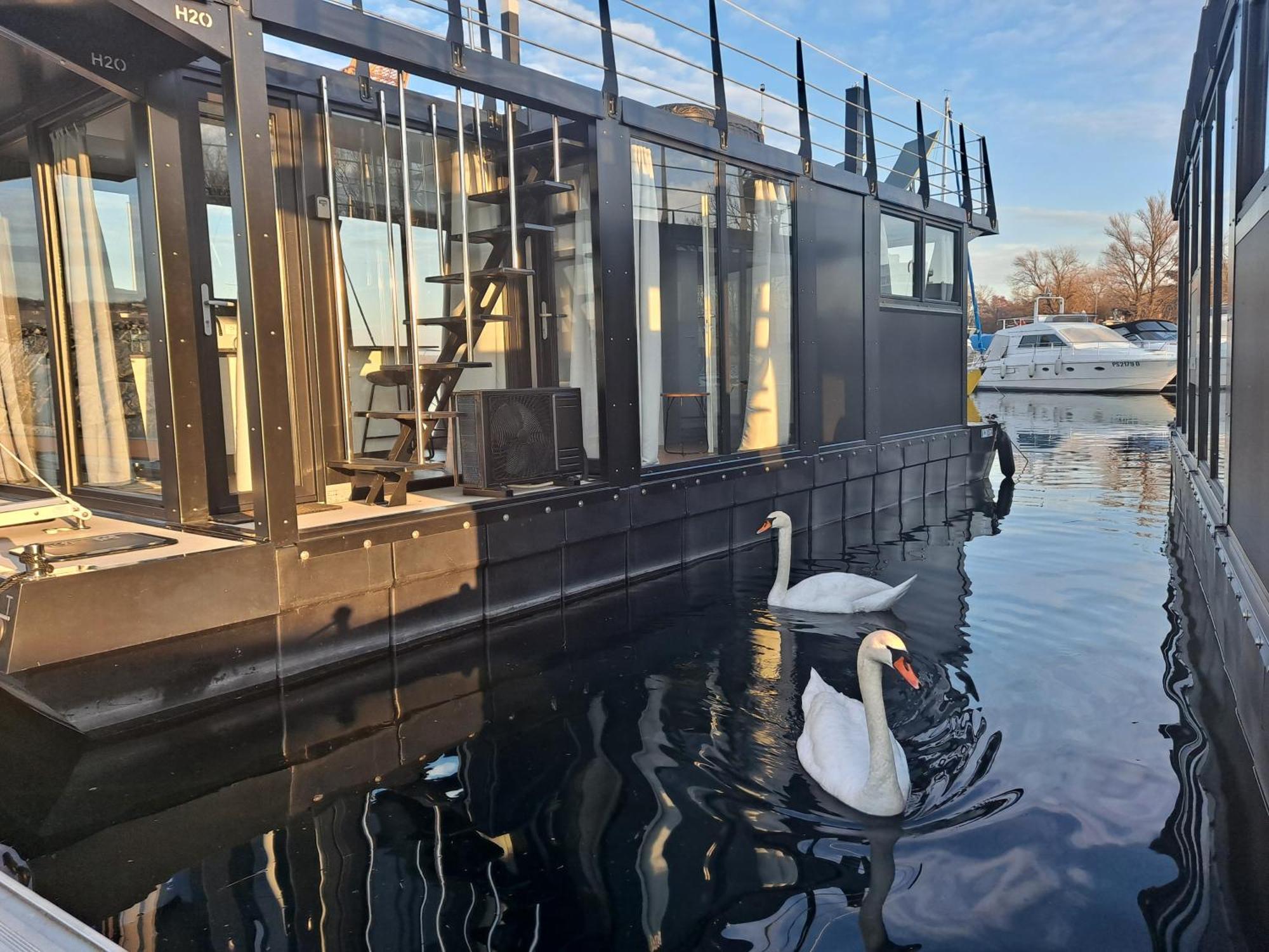 דורמלטו Floating Experience Black Pearl, Lago Maggiore מראה חיצוני תמונה