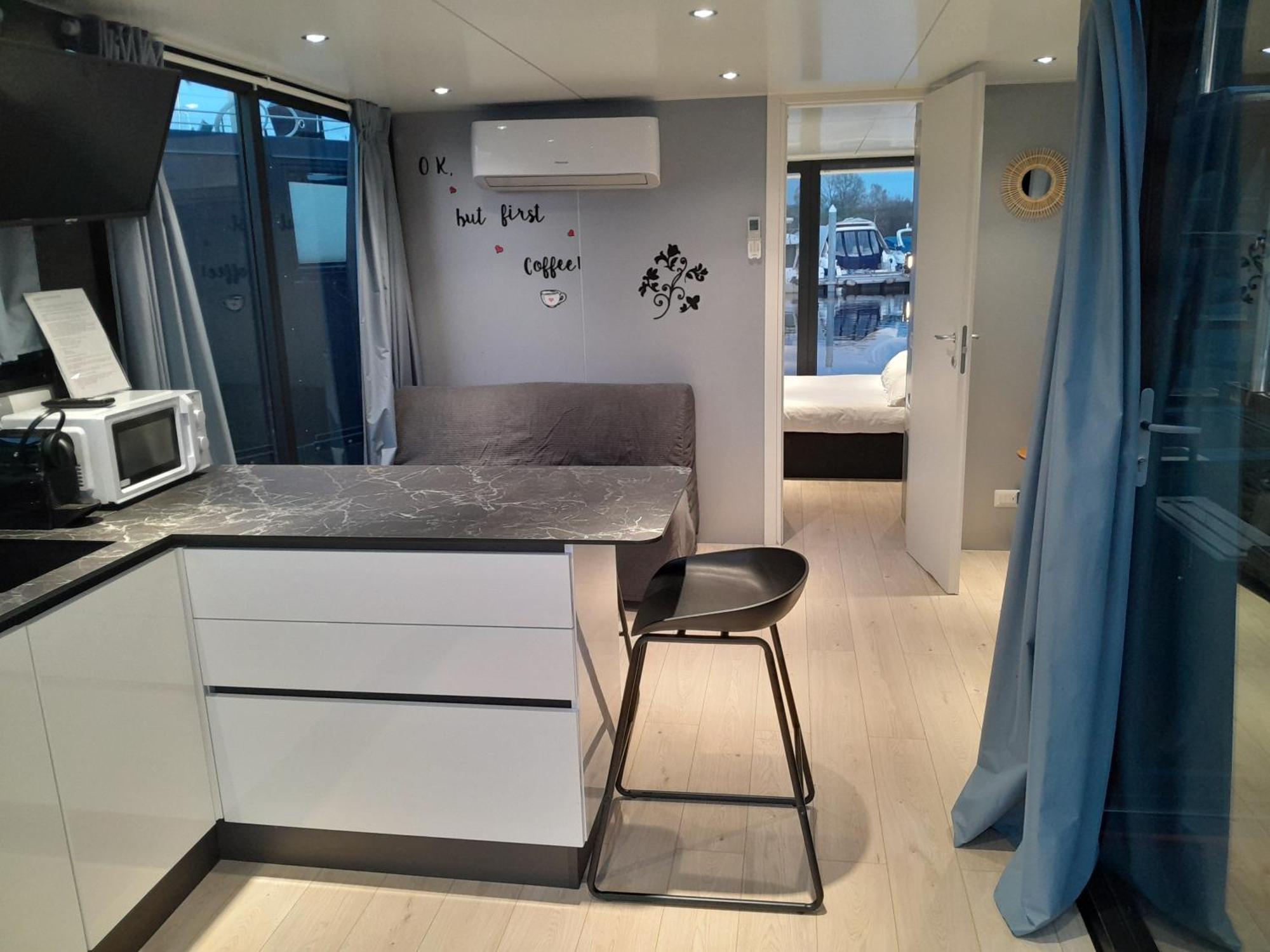 דורמלטו Floating Experience Black Pearl, Lago Maggiore מראה חיצוני תמונה