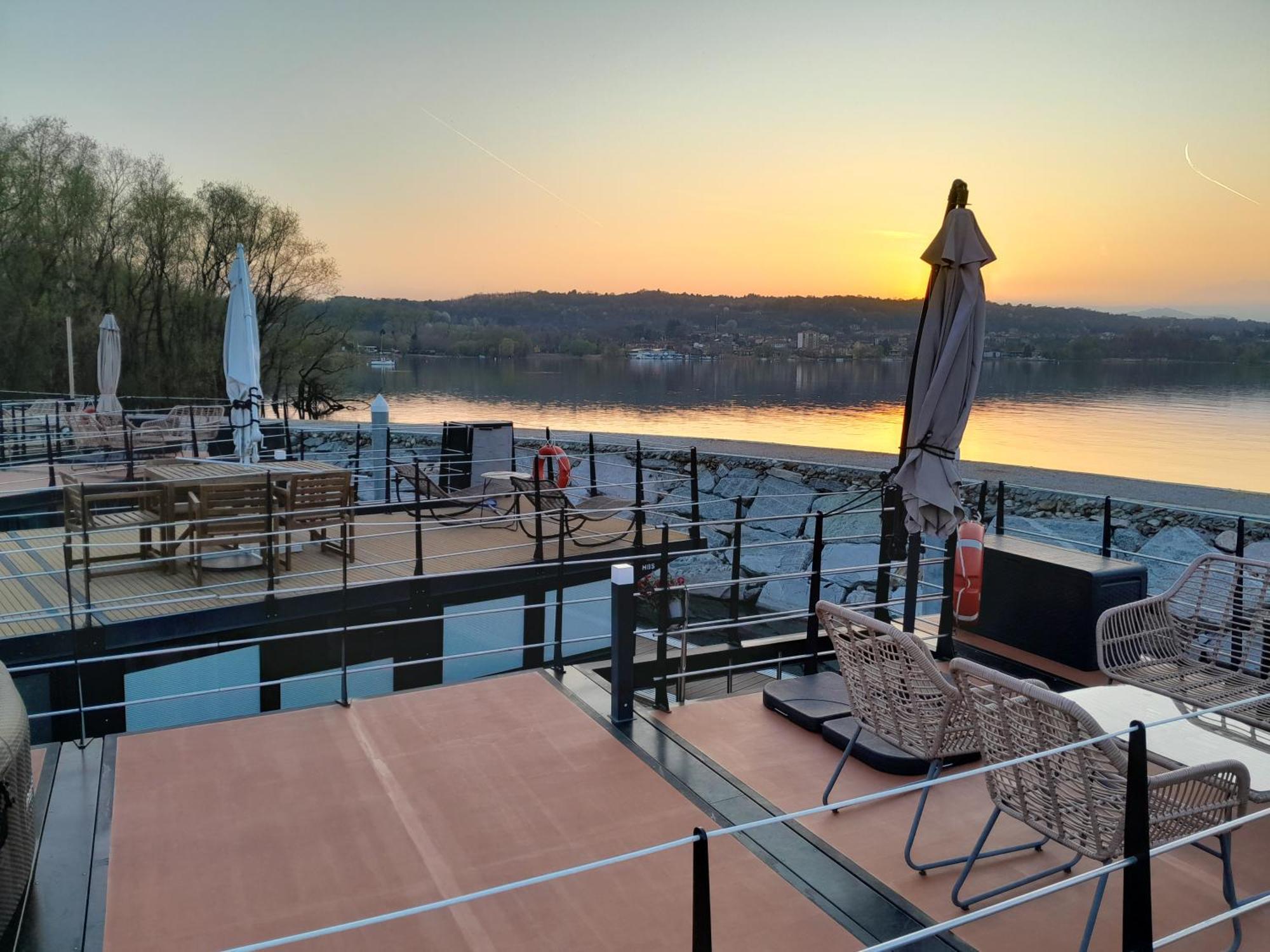 דורמלטו Floating Experience Black Pearl, Lago Maggiore מראה חיצוני תמונה