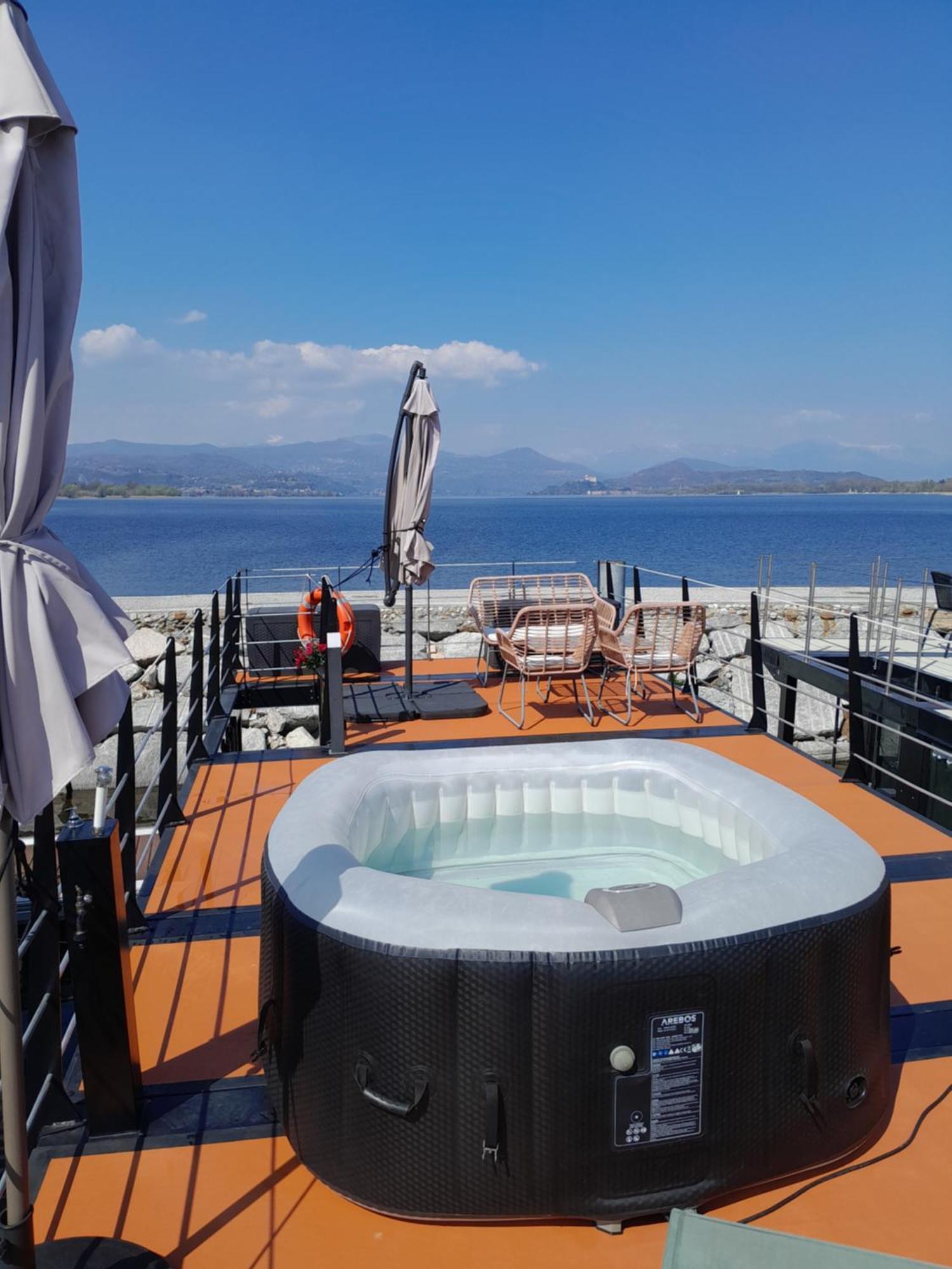 דורמלטו Floating Experience Black Pearl, Lago Maggiore מראה חיצוני תמונה