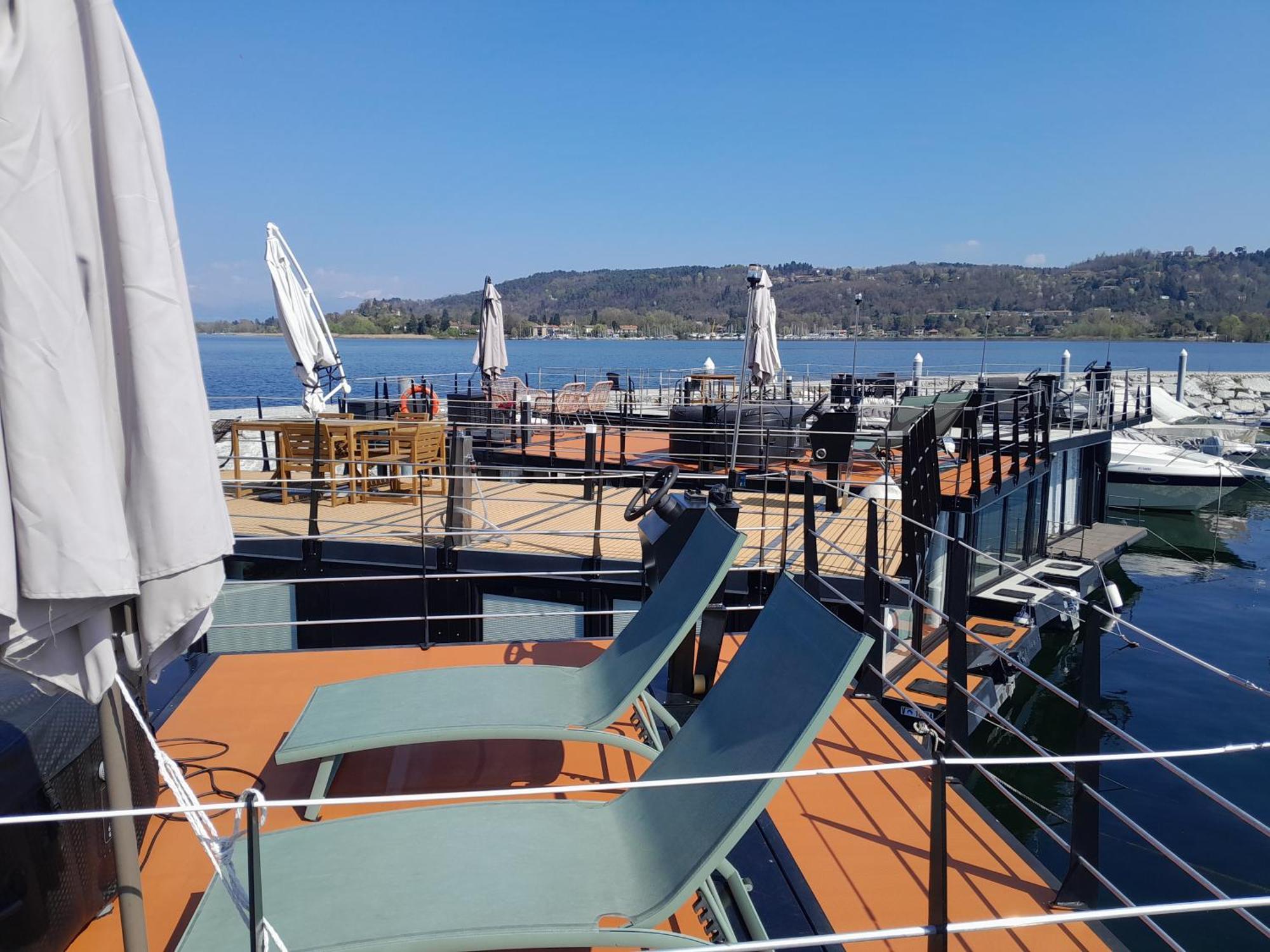 דורמלטו Floating Experience Black Pearl, Lago Maggiore מראה חיצוני תמונה
