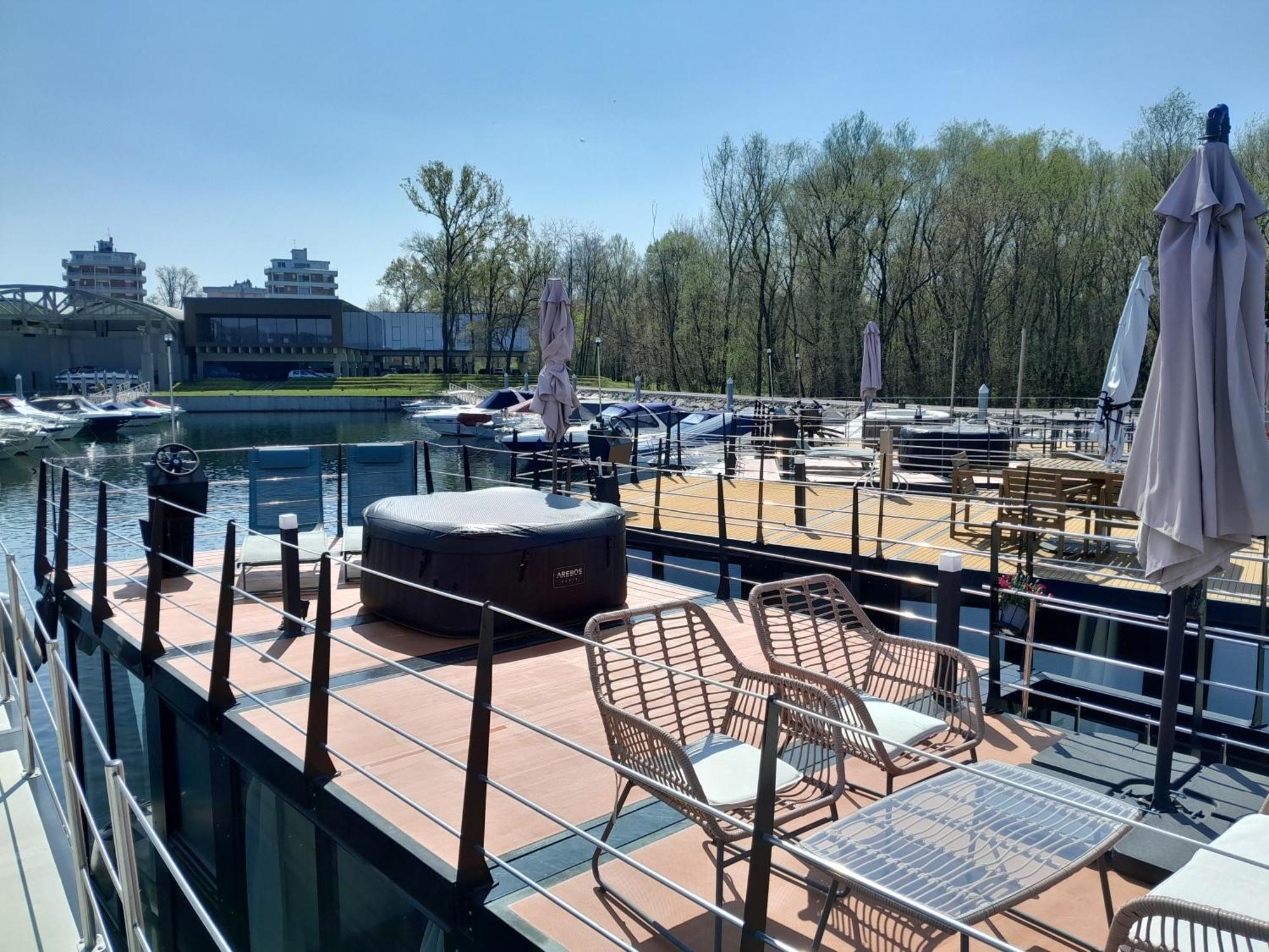 דורמלטו Floating Experience Black Pearl, Lago Maggiore מראה חיצוני תמונה