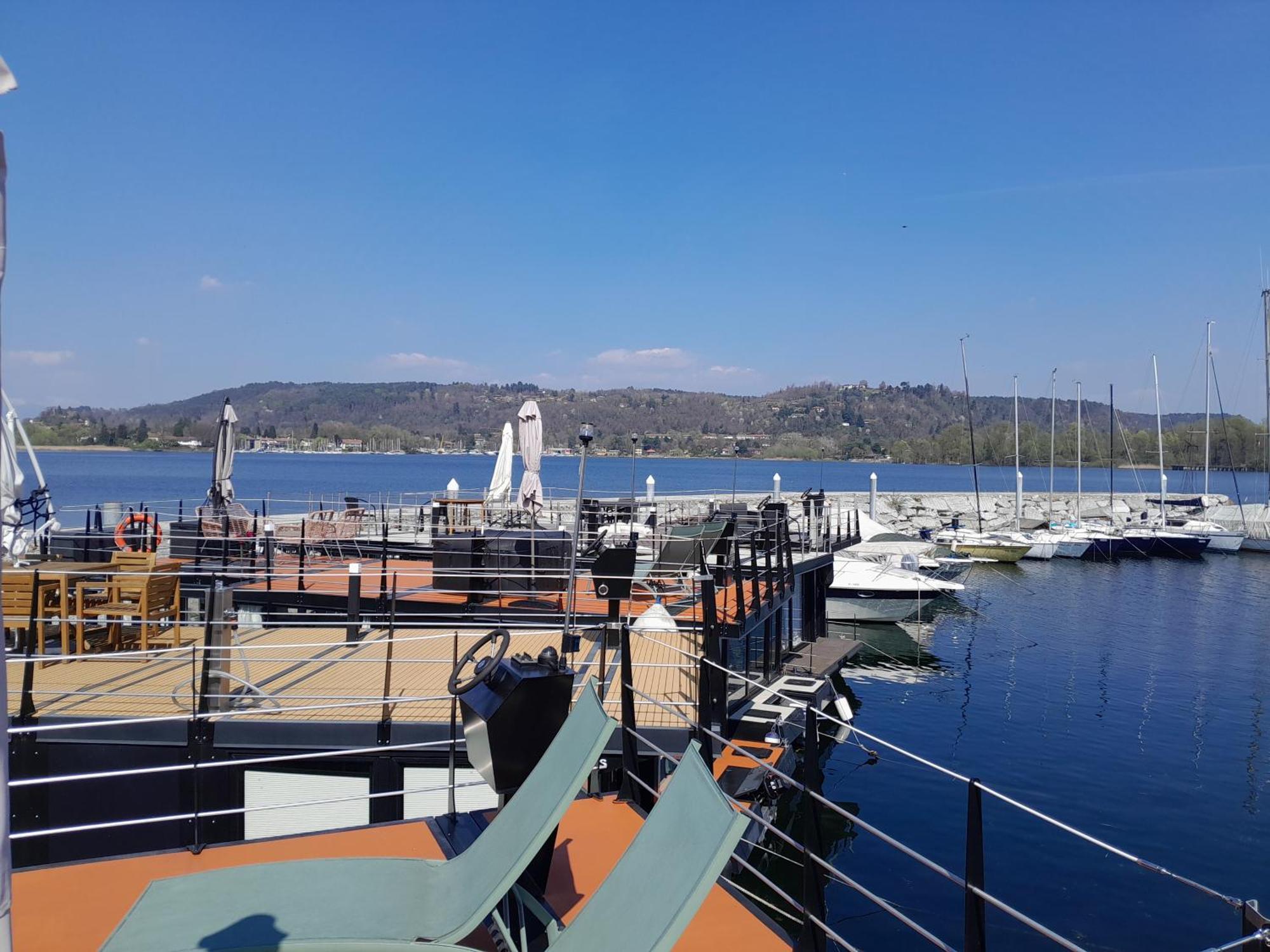 דורמלטו Floating Experience Black Pearl, Lago Maggiore מראה חיצוני תמונה