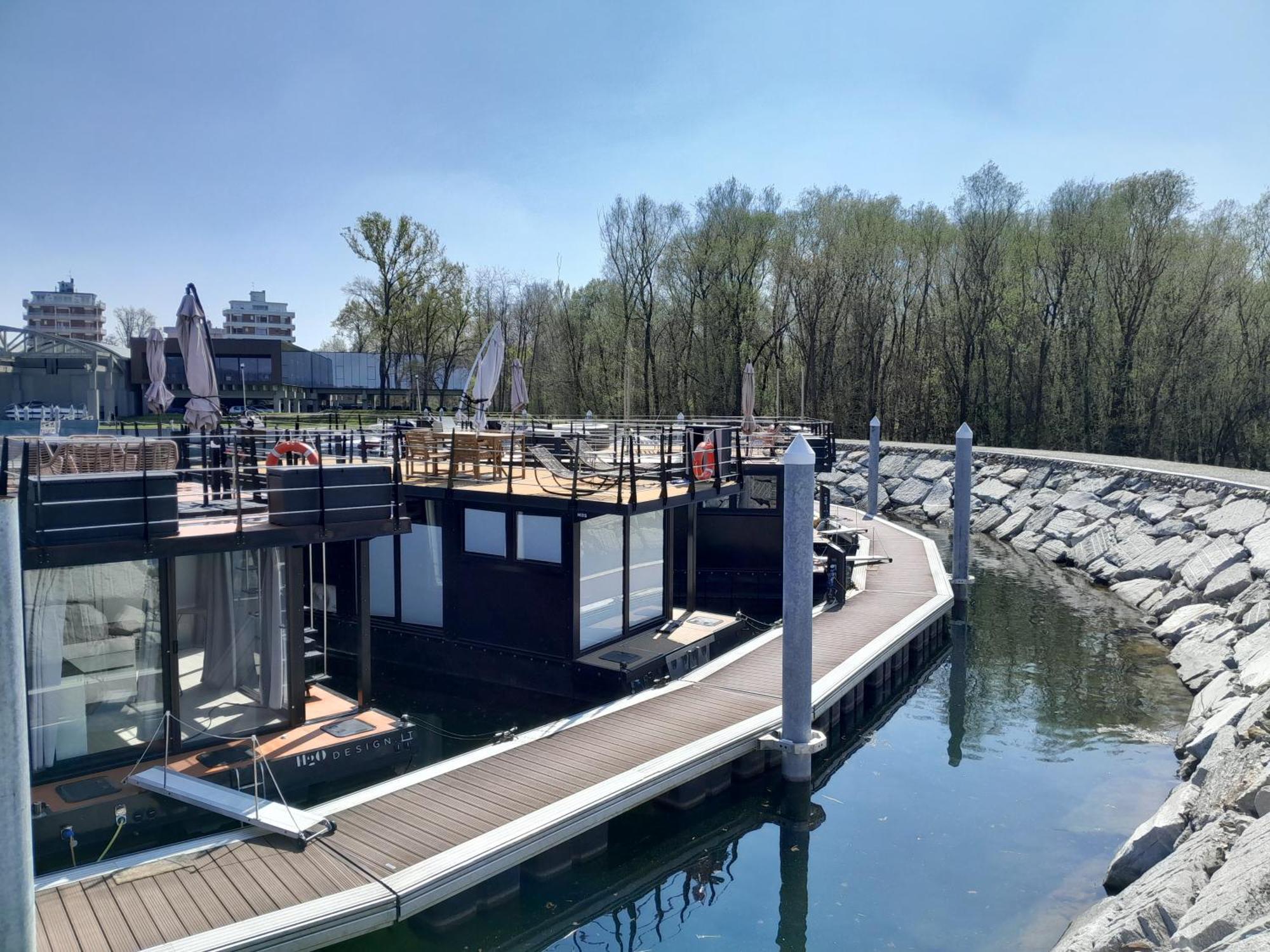 דורמלטו Floating Experience Black Pearl, Lago Maggiore מראה חיצוני תמונה