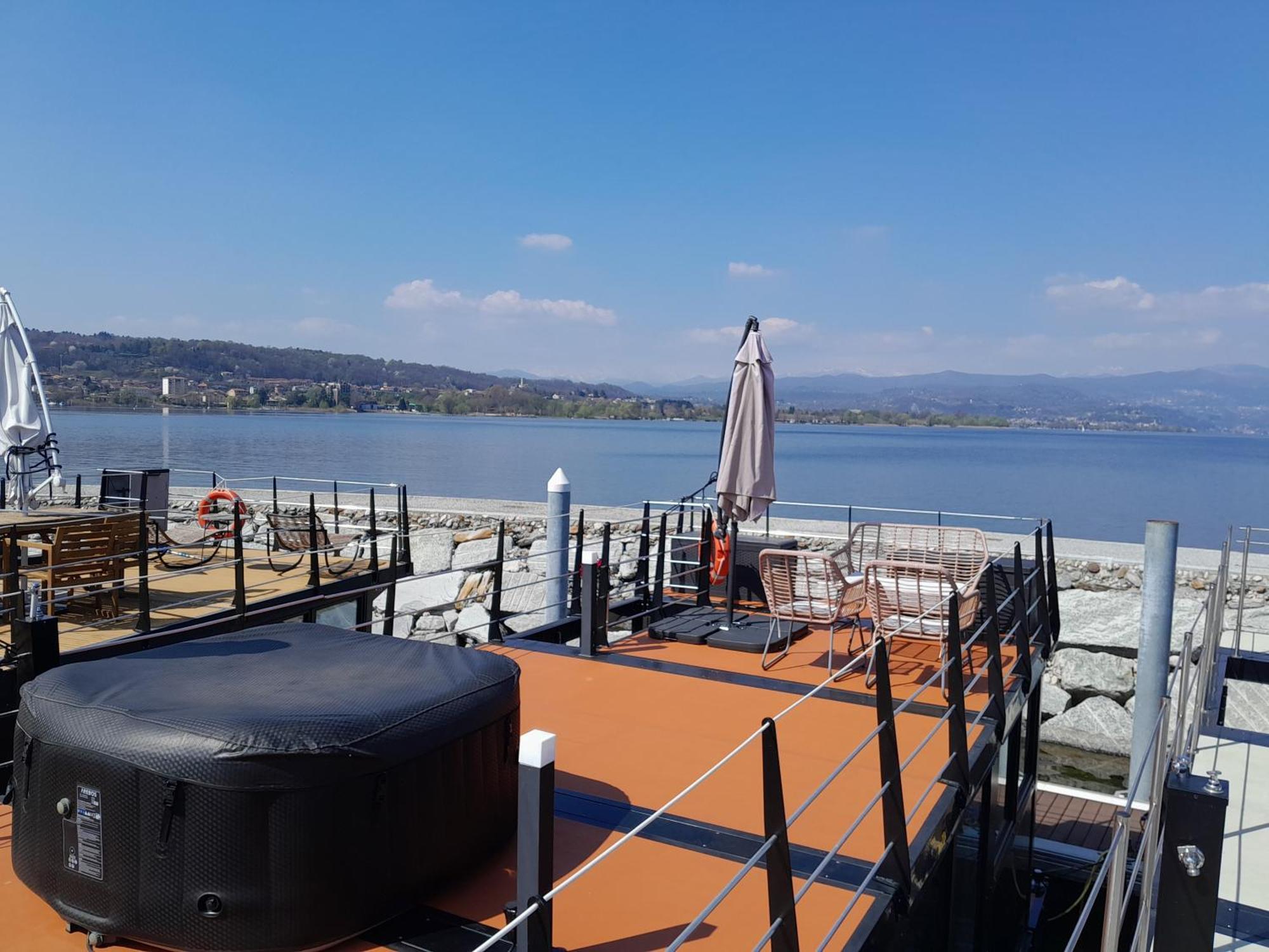 דורמלטו Floating Experience Black Pearl, Lago Maggiore מראה חיצוני תמונה
