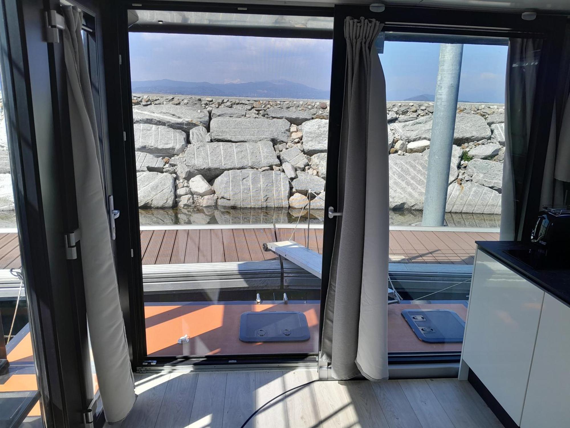 דורמלטו Floating Experience Black Pearl, Lago Maggiore מראה חיצוני תמונה