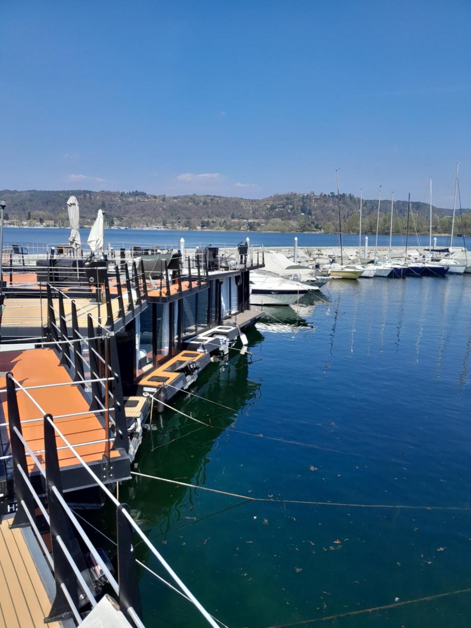 דורמלטו Floating Experience Black Pearl, Lago Maggiore מראה חיצוני תמונה