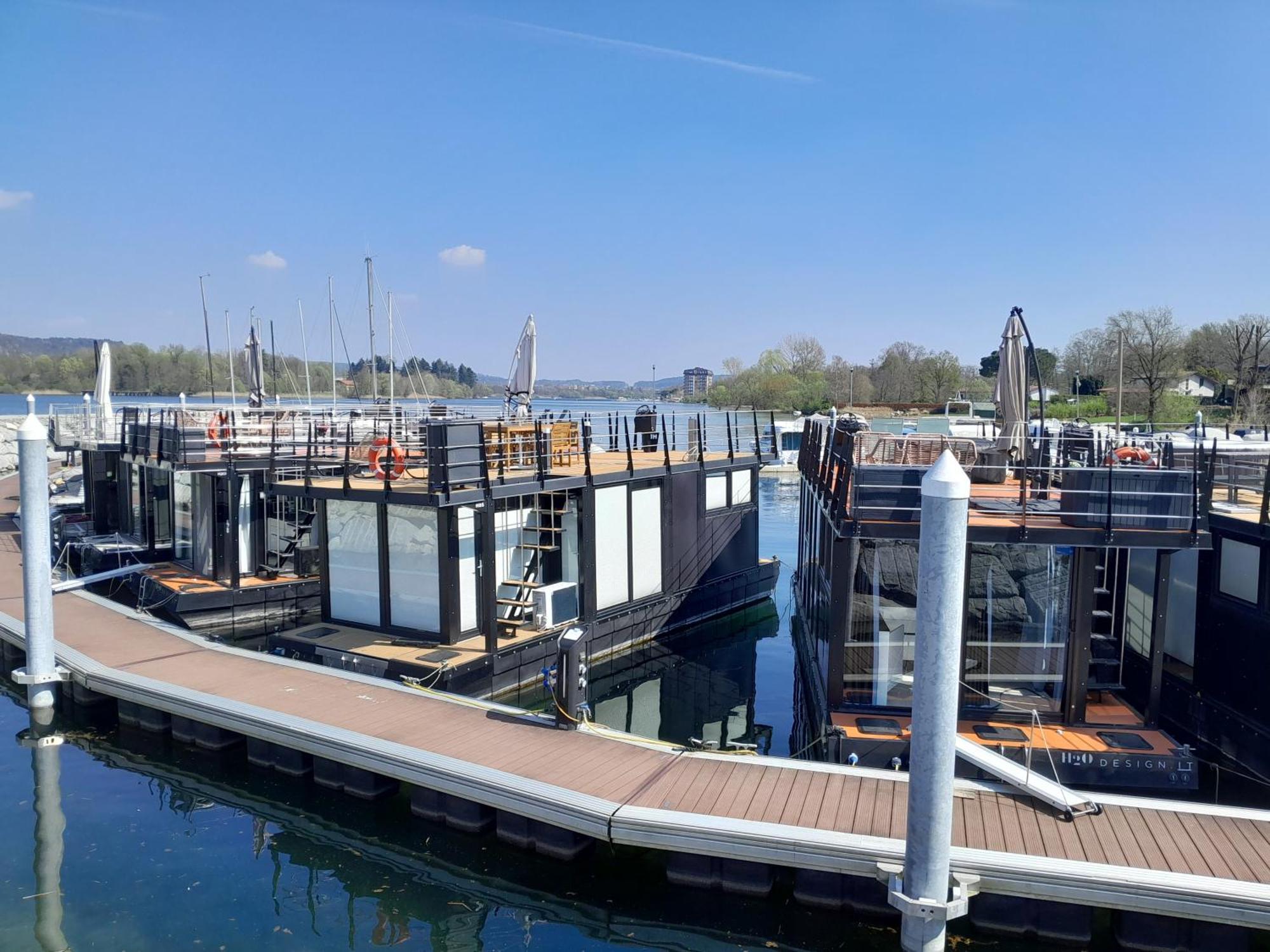 דורמלטו Floating Experience Black Pearl, Lago Maggiore מראה חיצוני תמונה