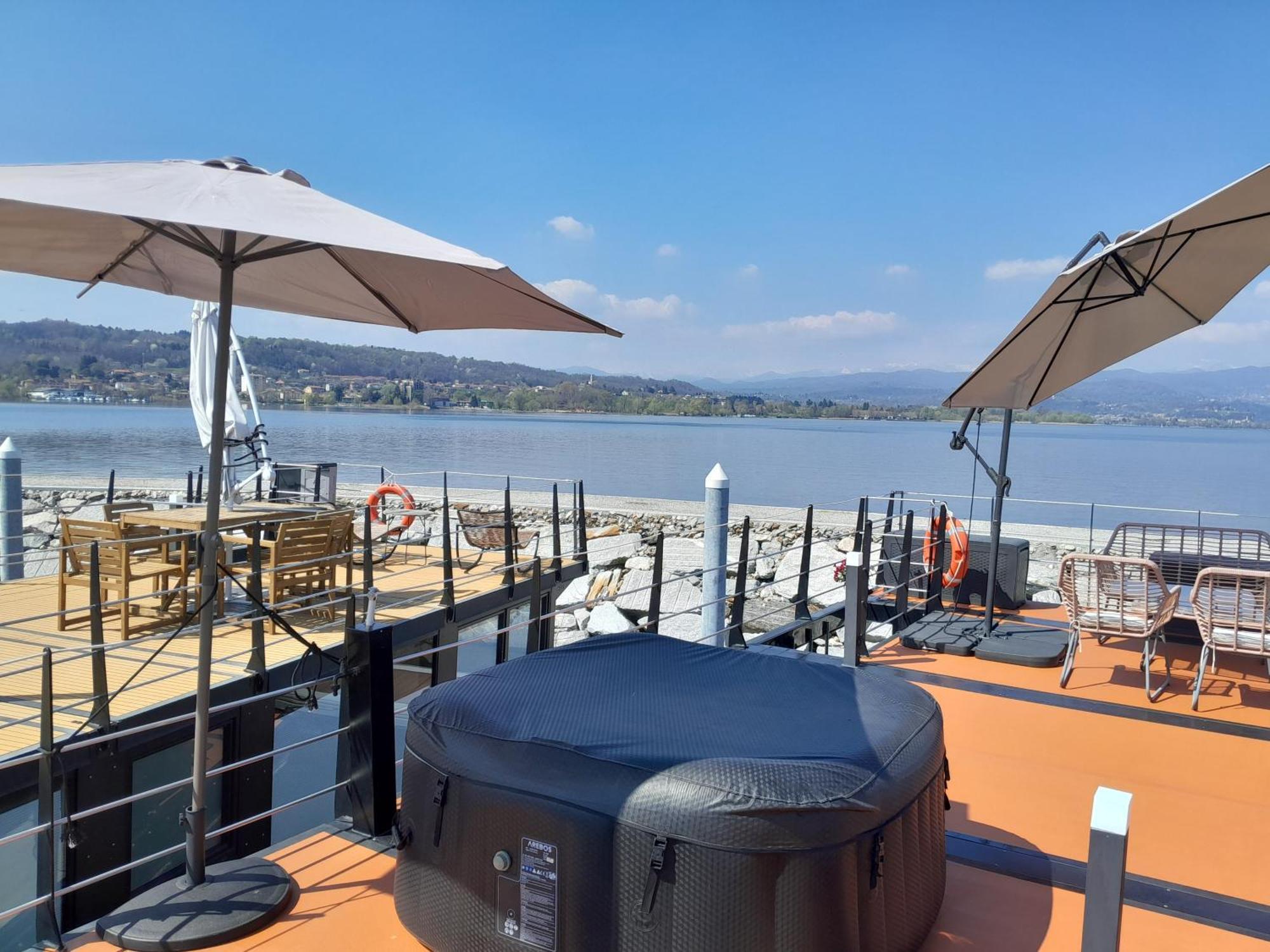 דורמלטו Floating Experience Black Pearl, Lago Maggiore מראה חיצוני תמונה