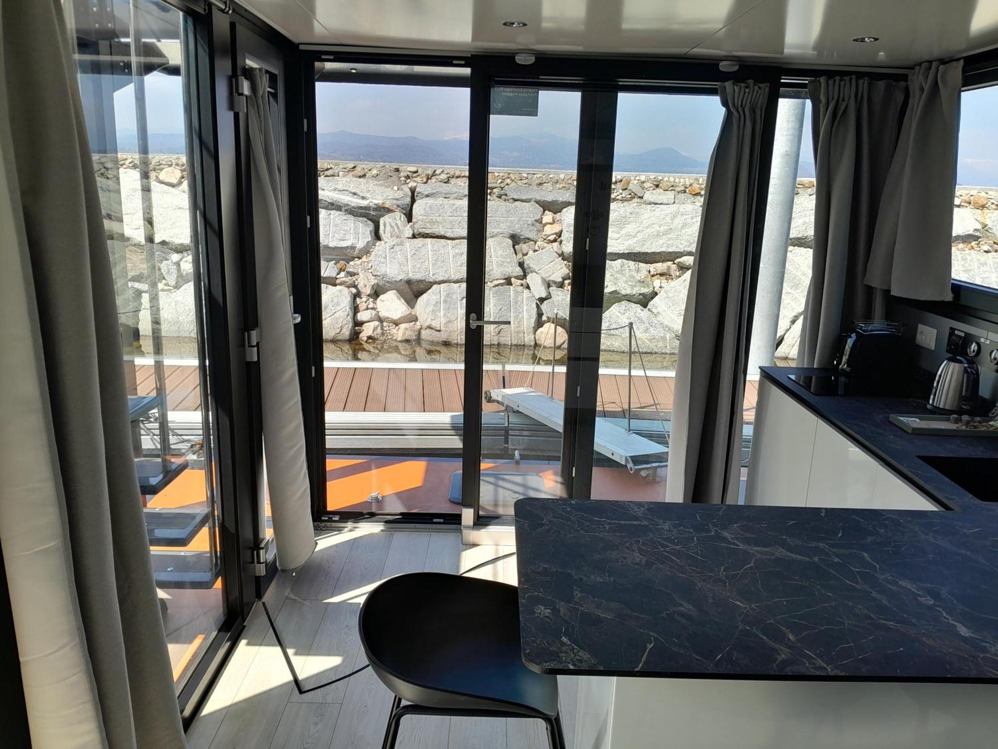 דורמלטו Floating Experience Black Pearl, Lago Maggiore מראה חיצוני תמונה