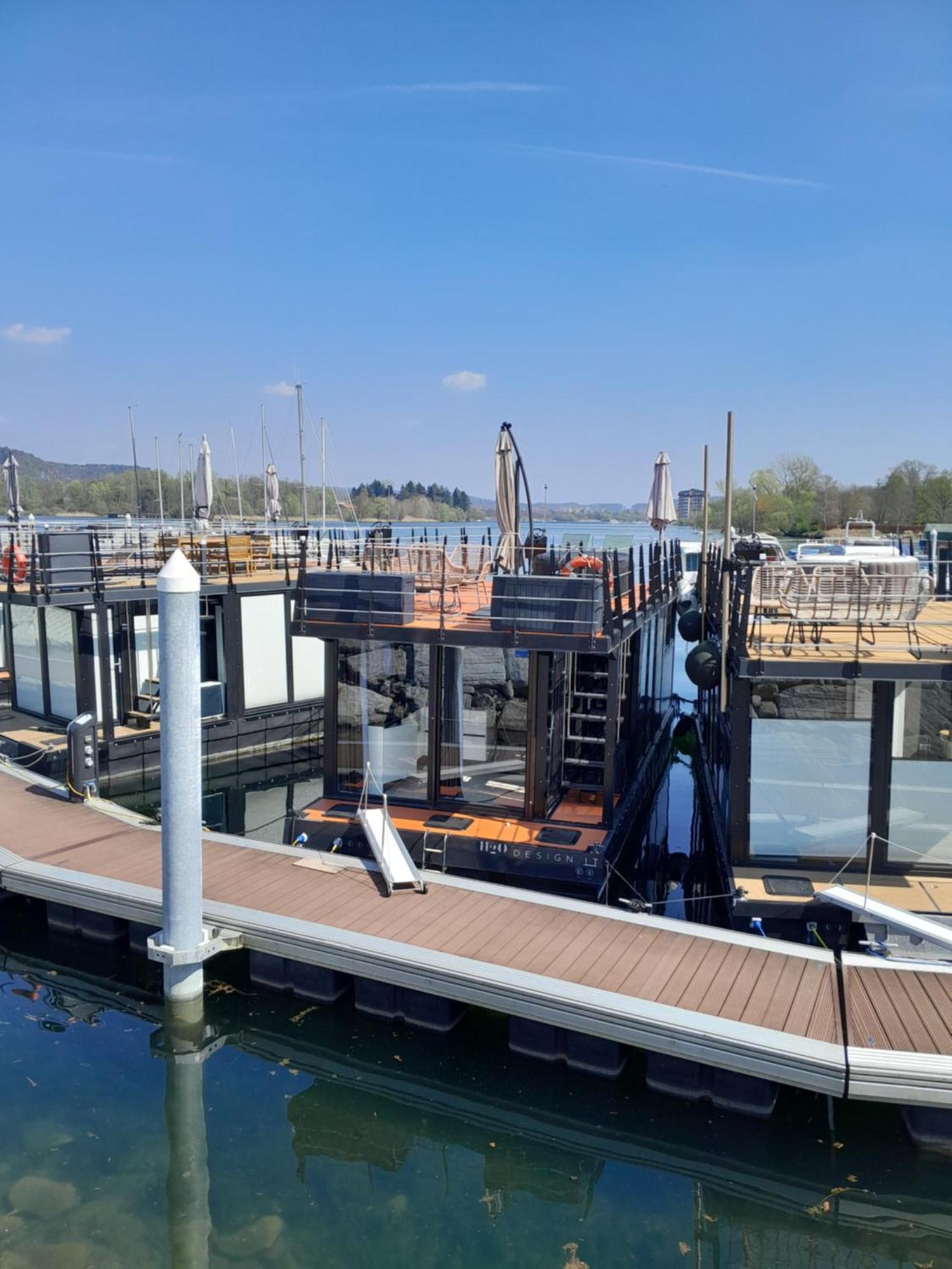 דורמלטו Floating Experience Black Pearl, Lago Maggiore מראה חיצוני תמונה