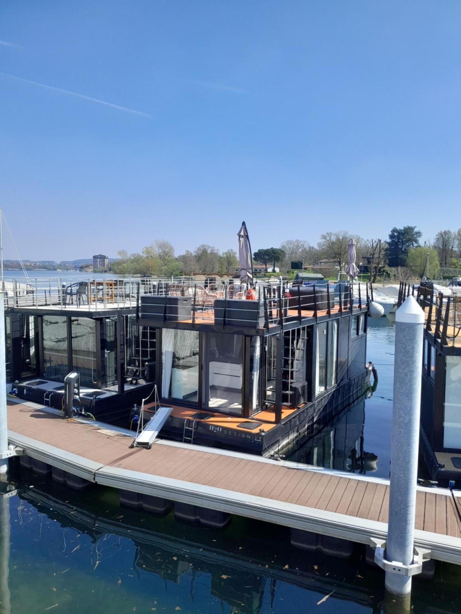 דורמלטו Floating Experience Black Pearl, Lago Maggiore מראה חיצוני תמונה