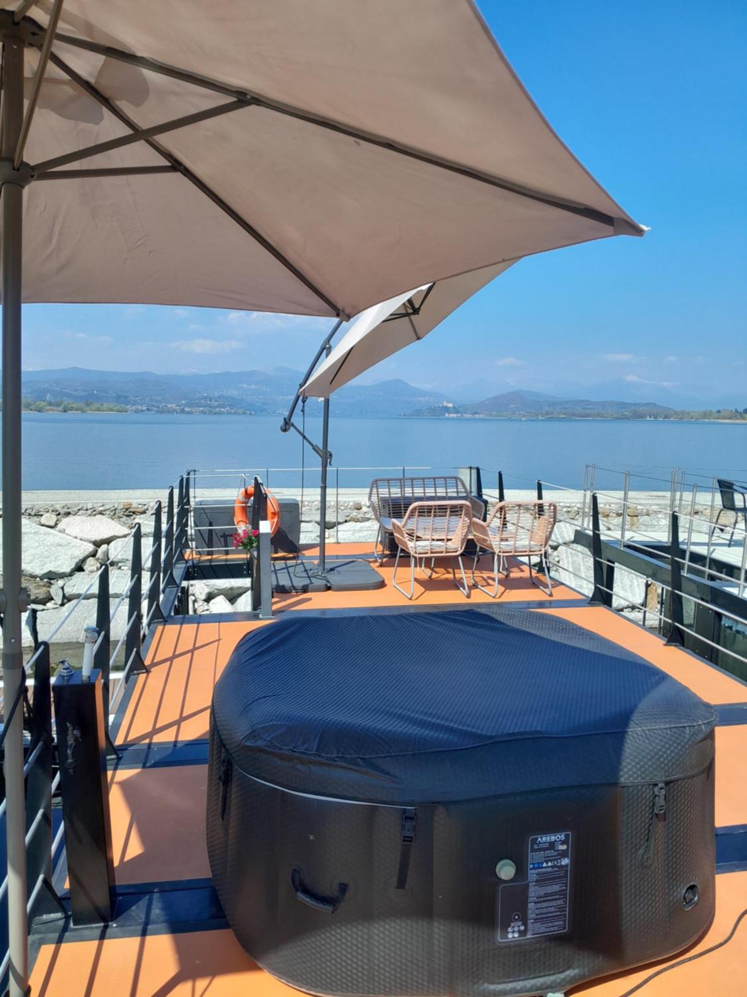 דורמלטו Floating Experience Black Pearl, Lago Maggiore מראה חיצוני תמונה