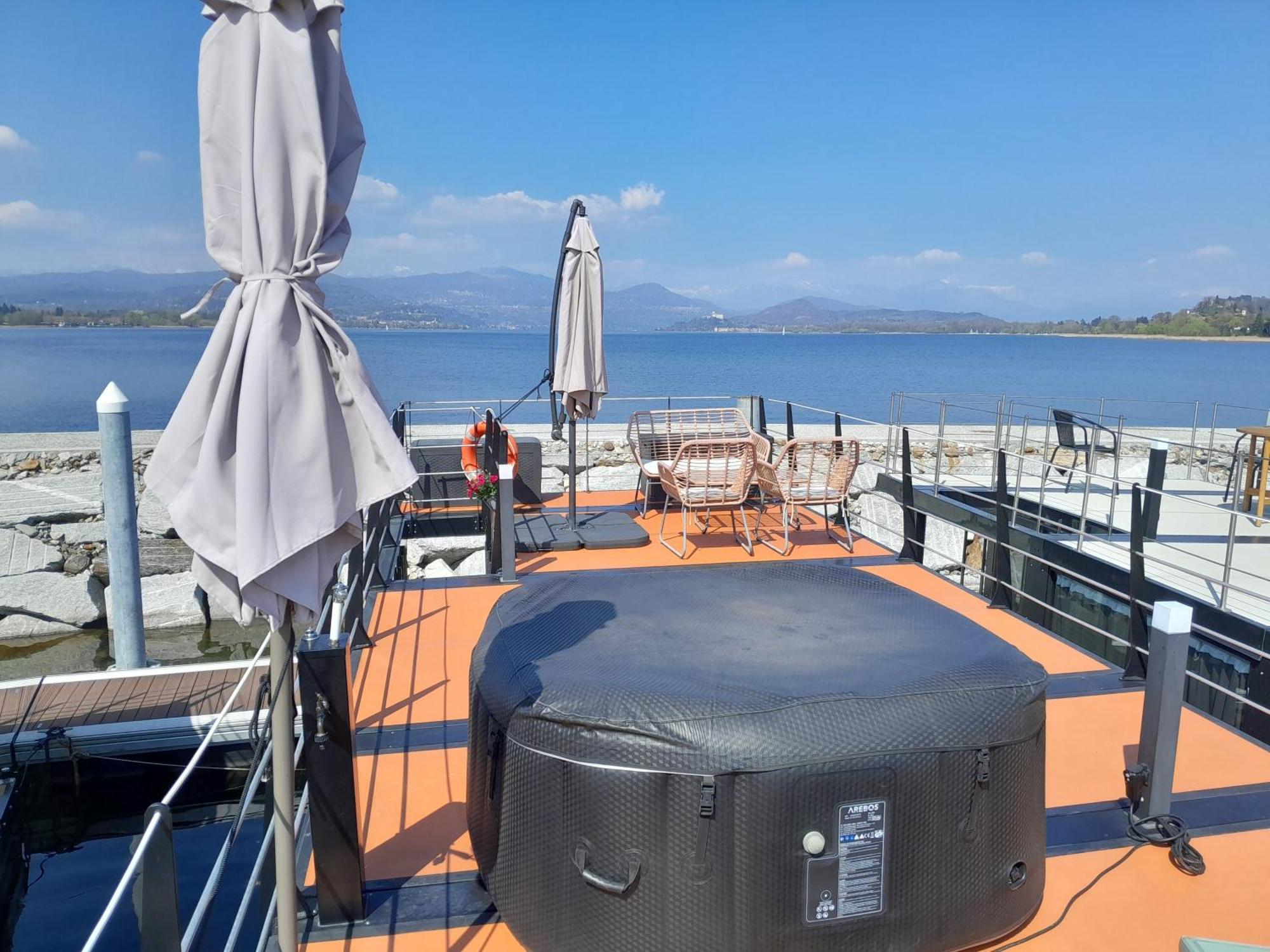 דורמלטו Floating Experience Black Pearl, Lago Maggiore מראה חיצוני תמונה