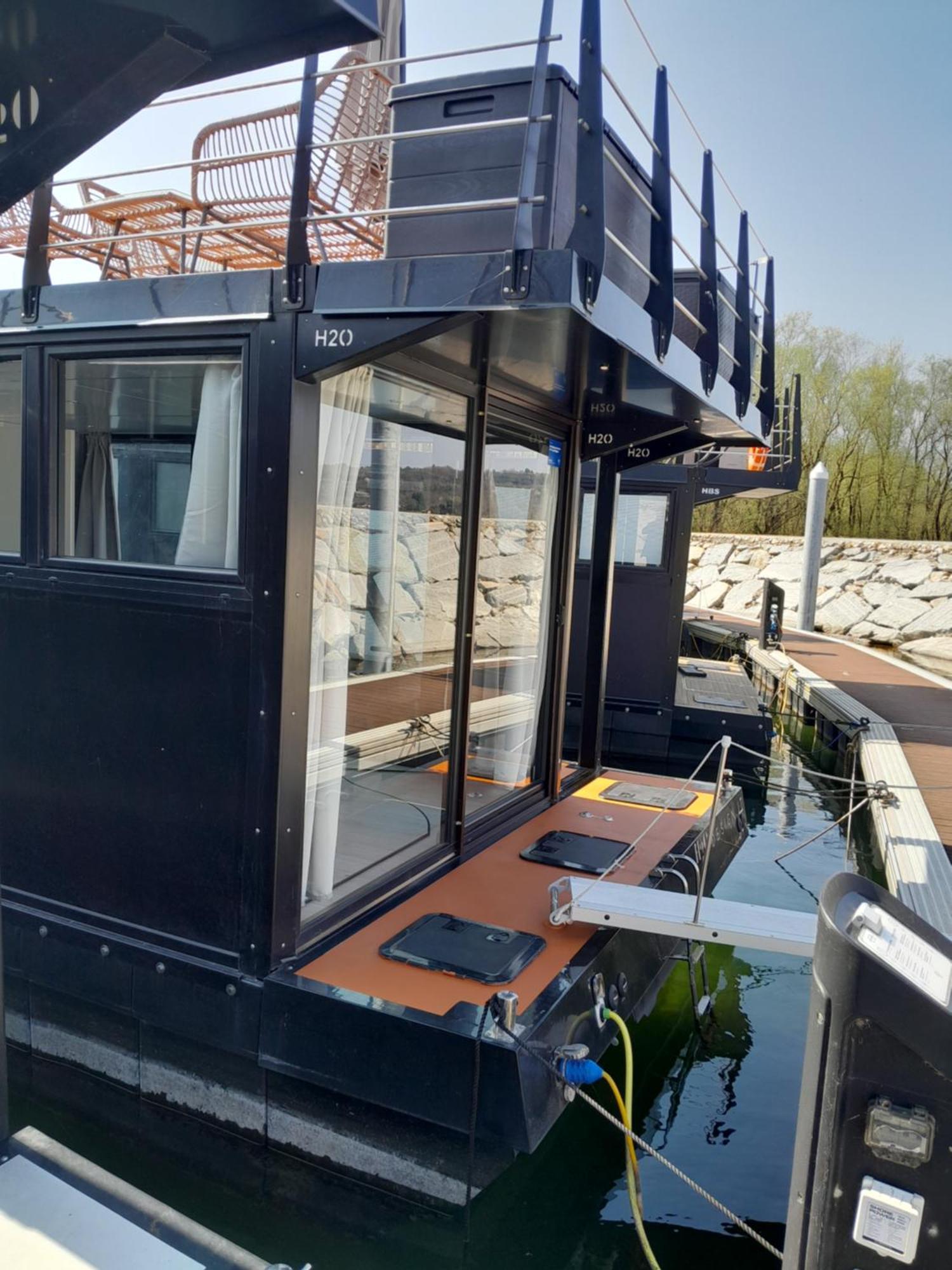 דורמלטו Floating Experience Black Pearl, Lago Maggiore מראה חיצוני תמונה
