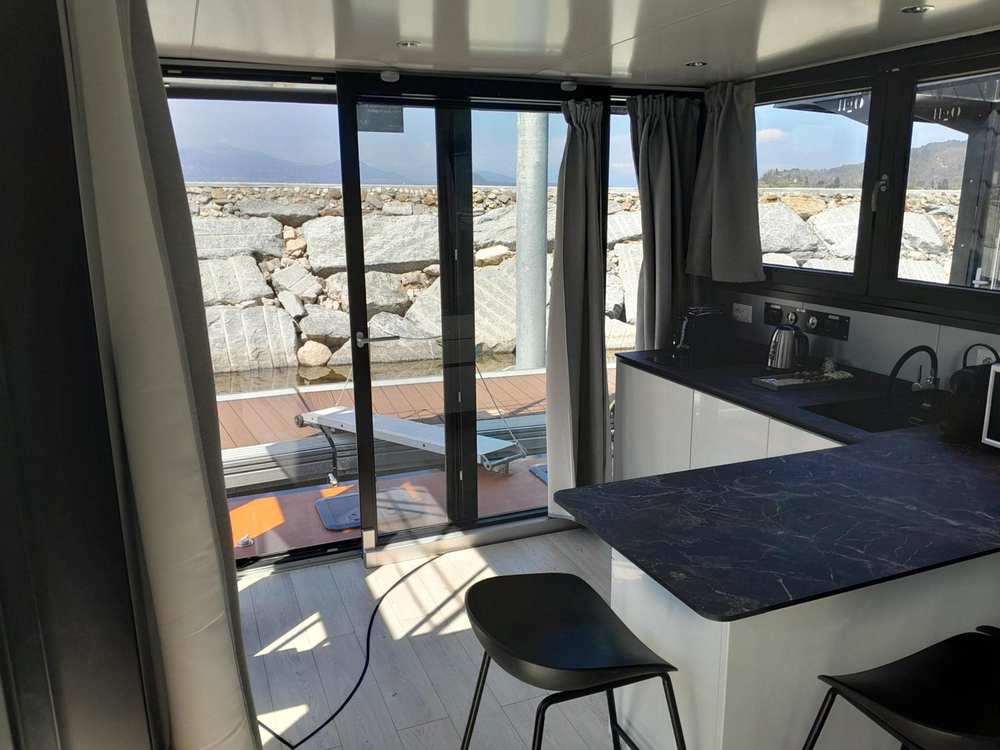 דורמלטו Floating Experience Black Pearl, Lago Maggiore מראה חיצוני תמונה