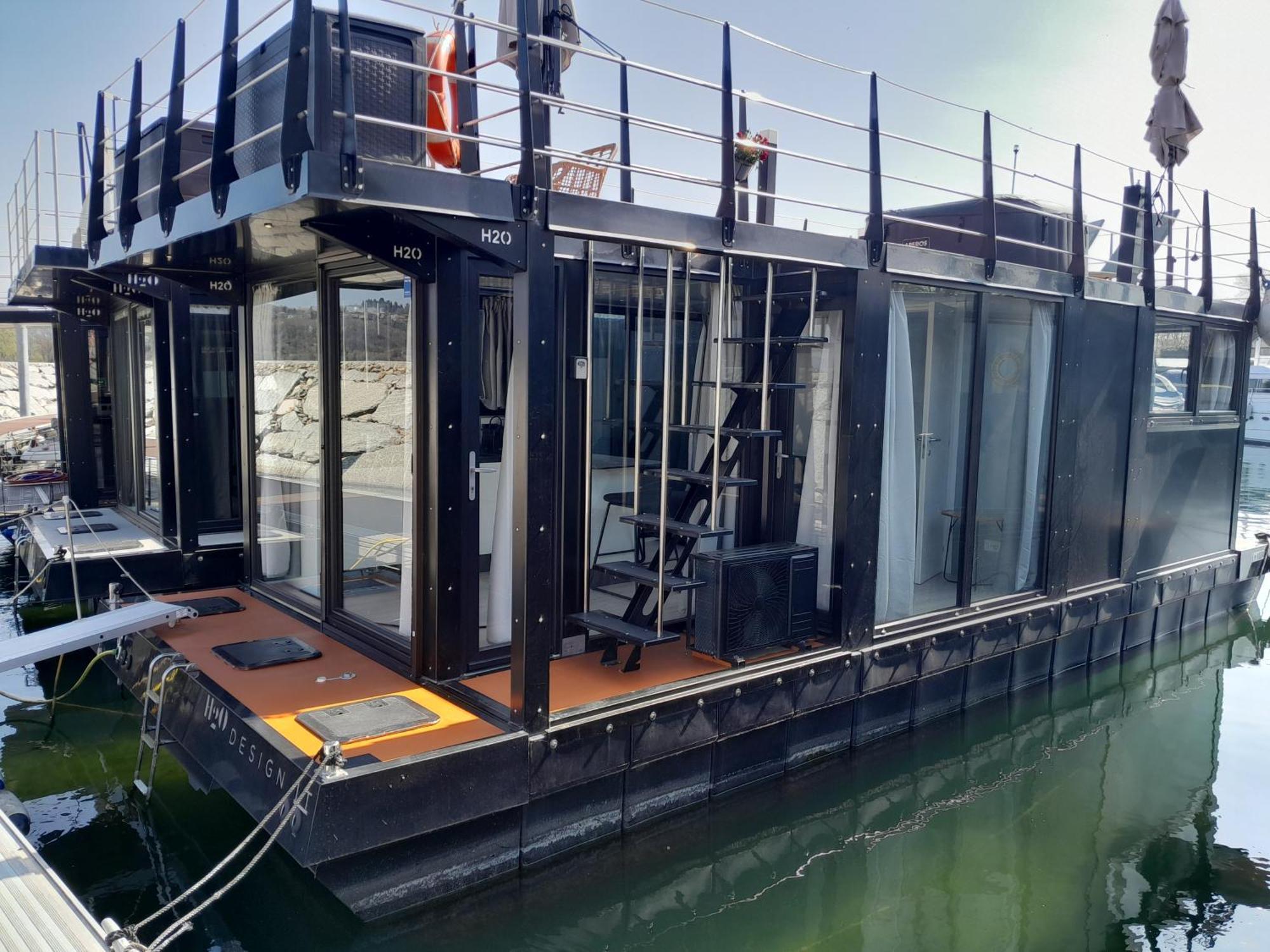 דורמלטו Floating Experience Black Pearl, Lago Maggiore מראה חיצוני תמונה