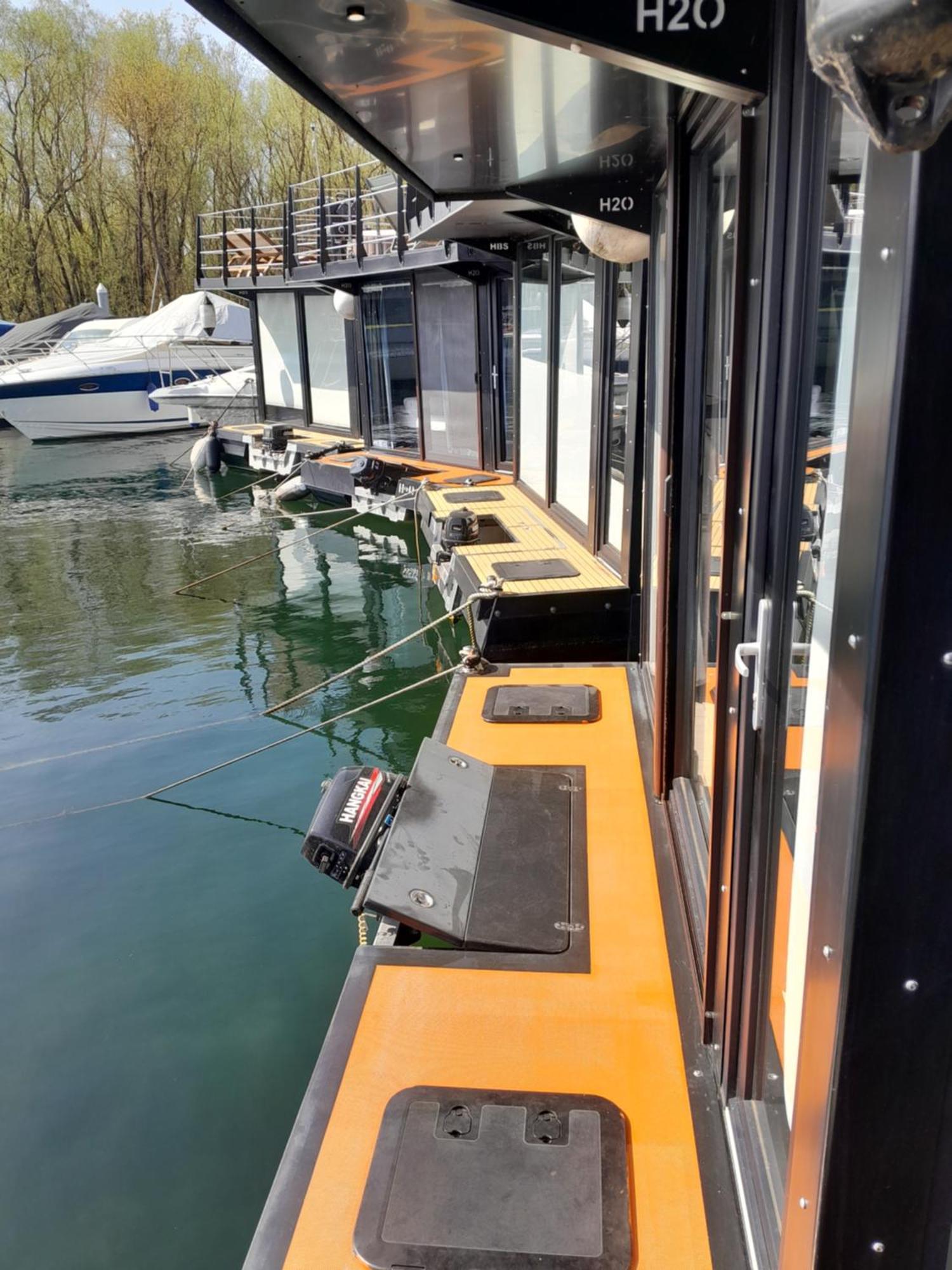 דורמלטו Floating Experience Black Pearl, Lago Maggiore מראה חיצוני תמונה
